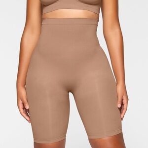 🐻 SKIMS Seamless Sculpt High-Waisted Shorts